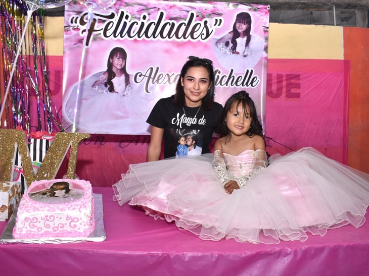 Michelle apaga su quinta velita de cumpleaños en Monclova