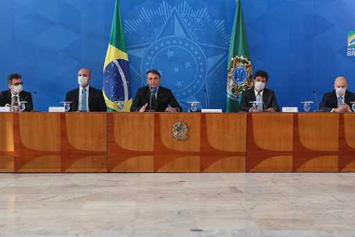 Bolsonaro insiste contra el confinamiento con la pandemia acelerada en Brasil