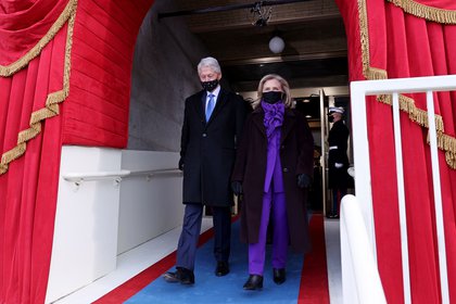 La fotografía de los Clinton y los Biden celebrando sin mascarilla es de 2016