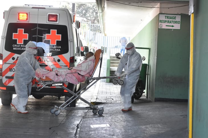 Ambulancias forman fila para ingresar pacientes con COVID-19 en Monclova 