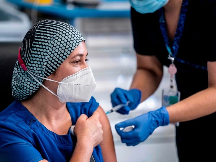 Una enfermera, la primera en recibir la vacuna contra la COVID-19 en Bolivia