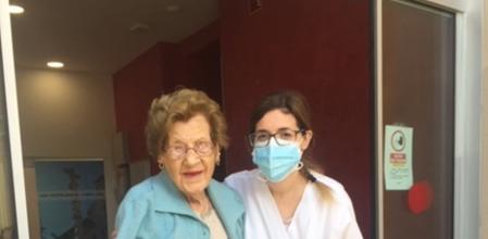 Una anciana de 105 años recibe la segunda dosis de la vacuna en España
