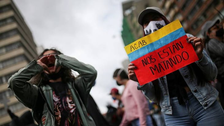 Medio centenar de familiares de víctimas protestan por matanzas en Colombia