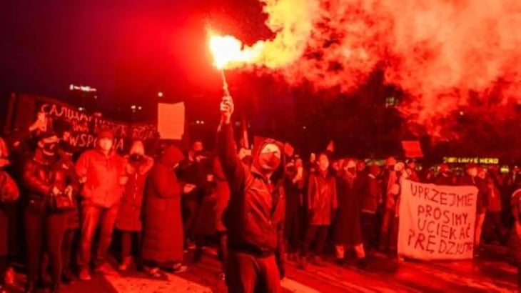 Miles de manifestantes se movilizan de nuevo en Polonia tras veto al aborto