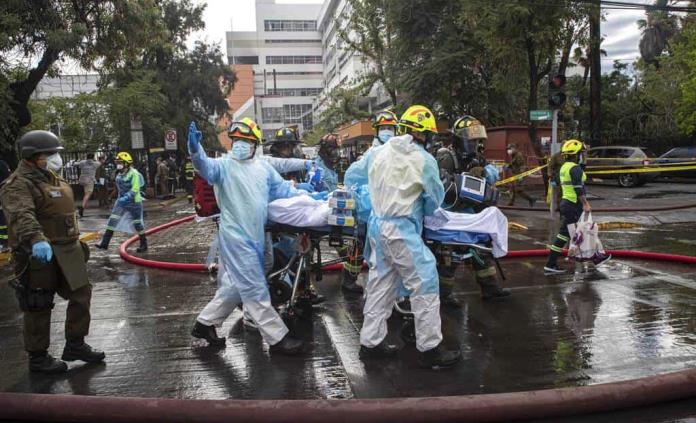 Incendio obliga a evacuar a pacientes COVID-19 en hospital de Chile 