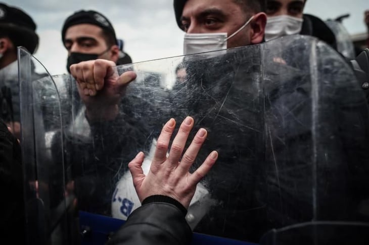 La policía turca dispersa una protesta contra la detención de estudiantes