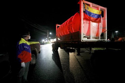 Maduro dice que Venezuela enviará tres camiones más con oxígeno a Brasil