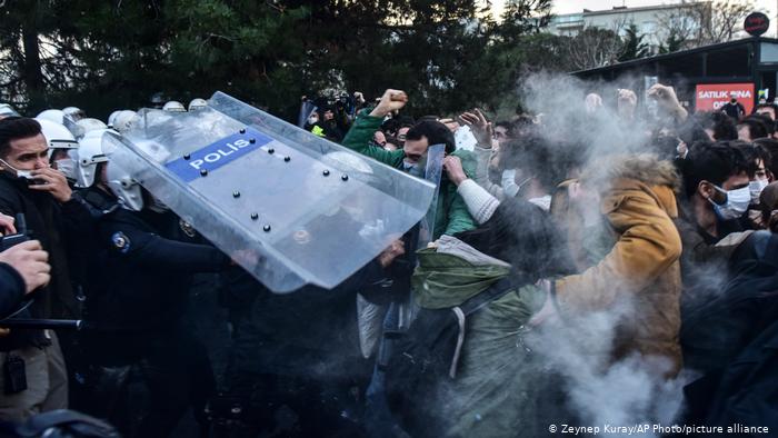 EU, preocupado por detenciones en protestas de estudiantes en Turquía
