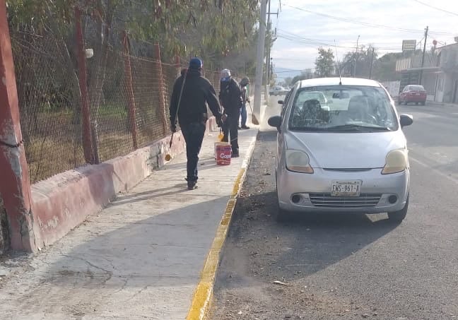Pintan cordones de  calles recarpeteadas en San Buenaventura 