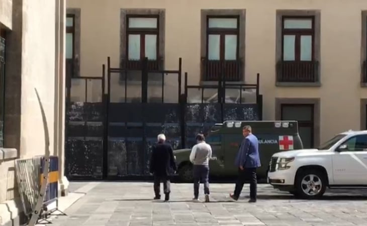 VIDEO: Captan a AMLO en patio de Palacio Nacional tras aislamiento por COVID-19; el presidente usa cubrebocas