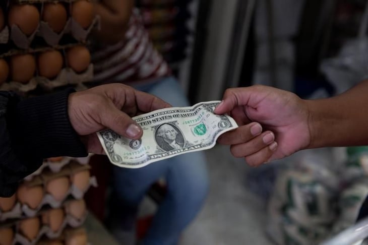 El peso mexicano gana fuerza y cierra en 20,13 unidades por dólar