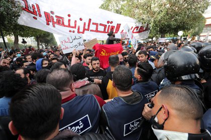 Miles de tunecinos se saltan las restricciones en la mayor protesta en meses