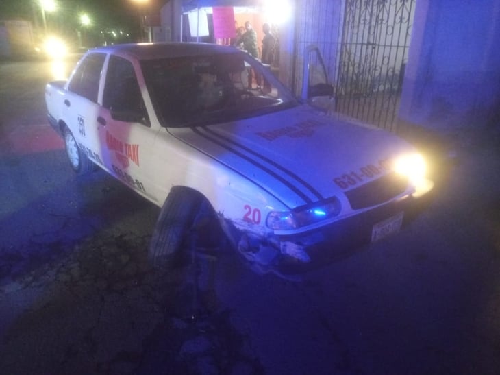 Se pasa alto y choca a taxi en Monclova