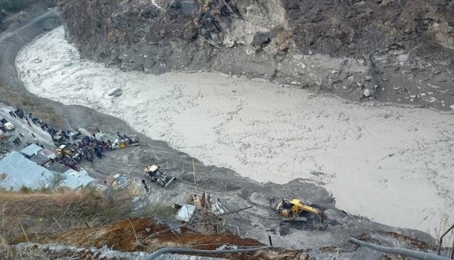 Continúa búsqueda de unos 150 desaparecidos en avalancha y confirman 14 muertos