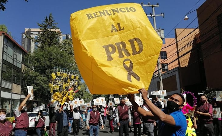 Renuncian decenas de perredistas en protesta por alianza con el PRI