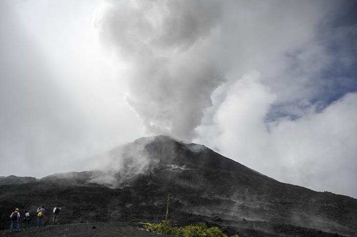 Guatemala declara alerta amarilla por actividad alta del volcán Pacaya