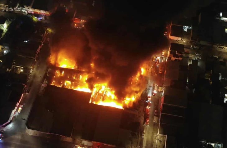 Incendio consume bodega de autopartes en Monterrey