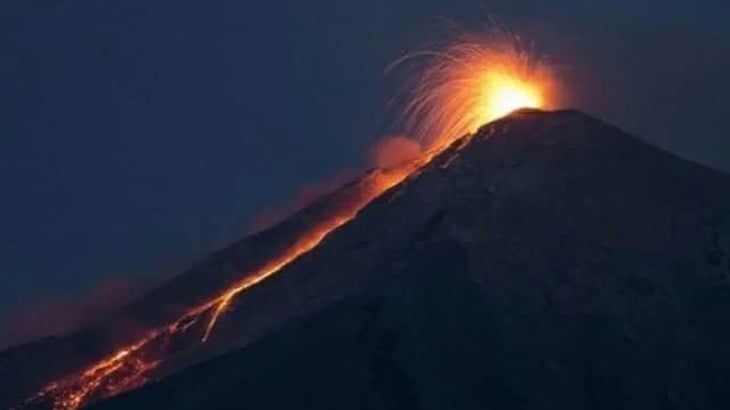 El volcán Pacaya en Guatemala continúa con actividad explosiva y efusiva