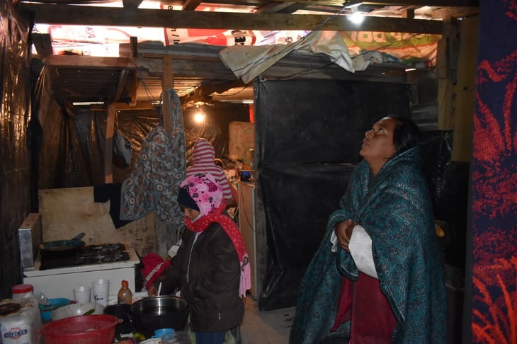 Familias de extrema pobreza en Monclova enfrentan fuerte frío