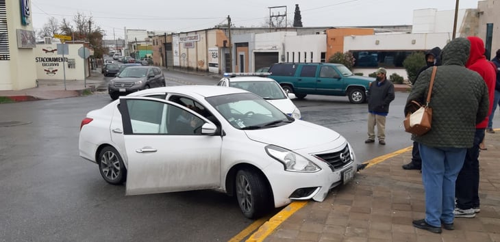 Proyecta vehículo en rotonda de Madero y Matamoros de Monclova 