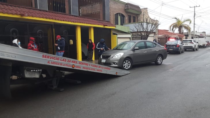 Se impacta automóvil contra una casa en Monclova