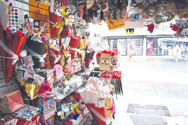 Crisis le pega al amor en Monclova; nadie compra regalos