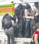 Rescatan 108 migrantes que viajaban hacinados en camión
