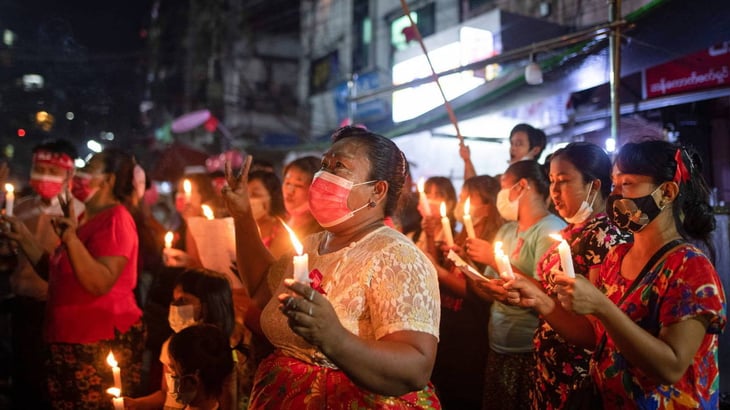 Birmania pasa la noche sin internet con los tanques en la calle