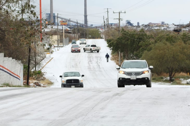 Decenas de vehículos en peligro por pavimentos congelados en Monclova 