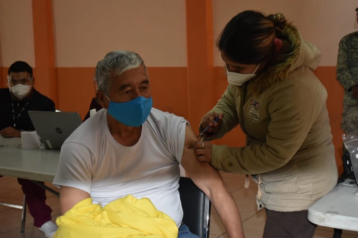 Inicia vacunación contra COVID-19 en adultos mayores en la Región Centro