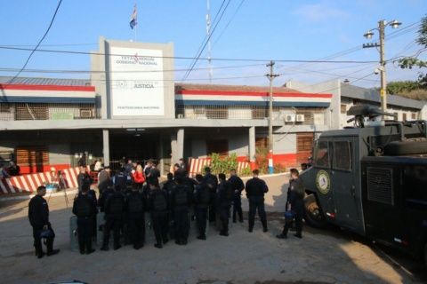 Presos toman guardias como rehenes en motín en la mayor cárcel de Paraguay