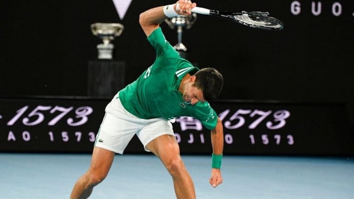 Djokovic enojado rompe su raqueta