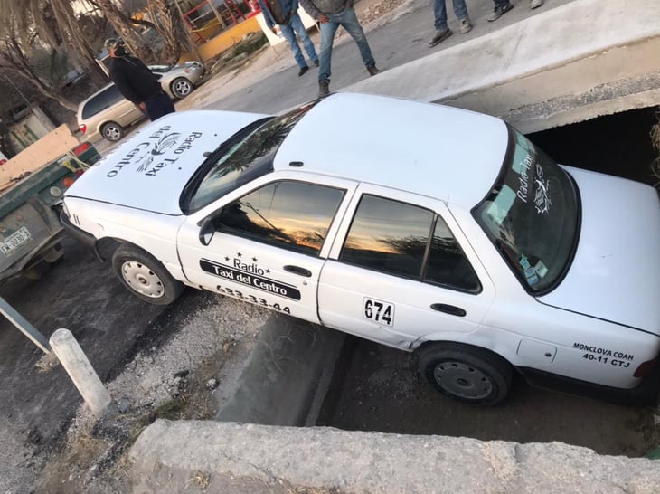 Cae taxi en canal en Ejido 8 de Enero 