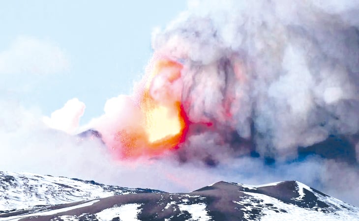 Erupción del volcán Etna obliga a cerrar aeropuerto