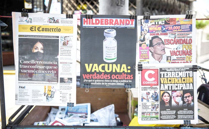 Vacunan en secreto a casi  500 funcionarios peruanos