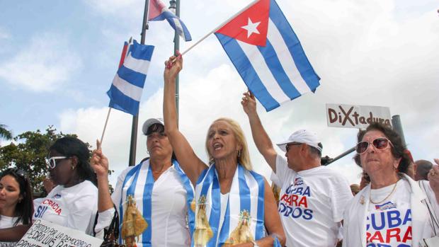 Cubanos piden a Biden que no suavice politica hacia Cuba si no hay cambios