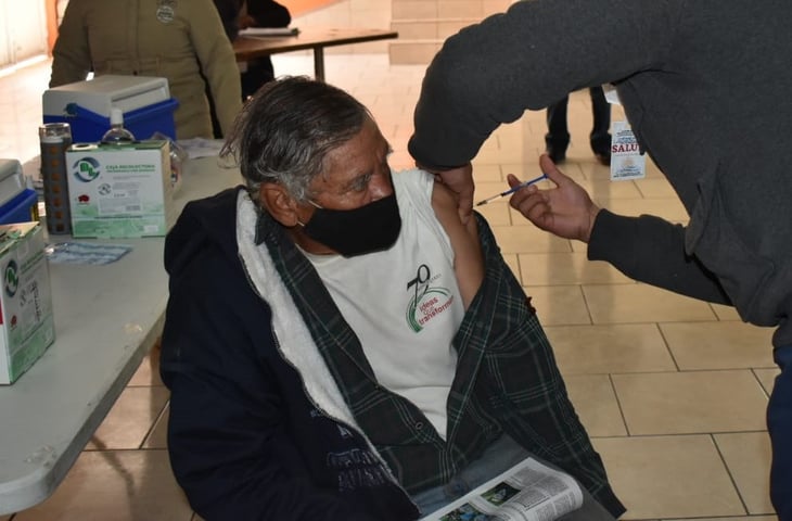 Vacunan en Candela a adultos de 68 y Más