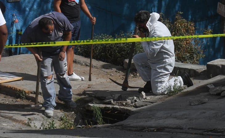 Investigan hallazgo de restos de una mujer en coladera de Naucalpan