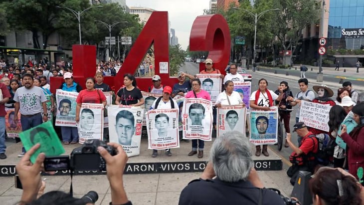Padres de Ayotzinapa esperan resultados de restos óseos enviados a Austria