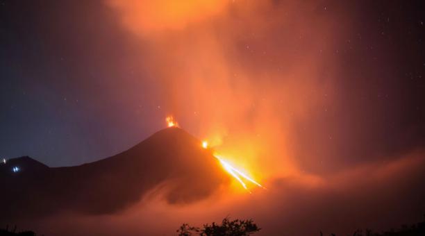 Volcán Pacaya de Guatemala lanza ceniza que se dispersa 8 kilómetros al sur