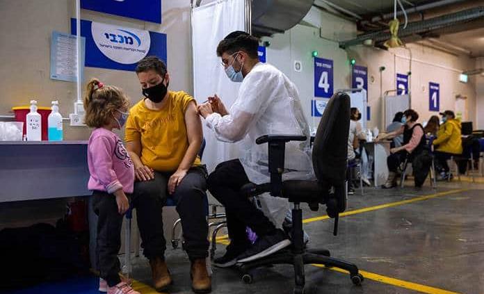 Mortalidad por COVID-19 se redujo en un 98.9% entre los israelíes vacunados