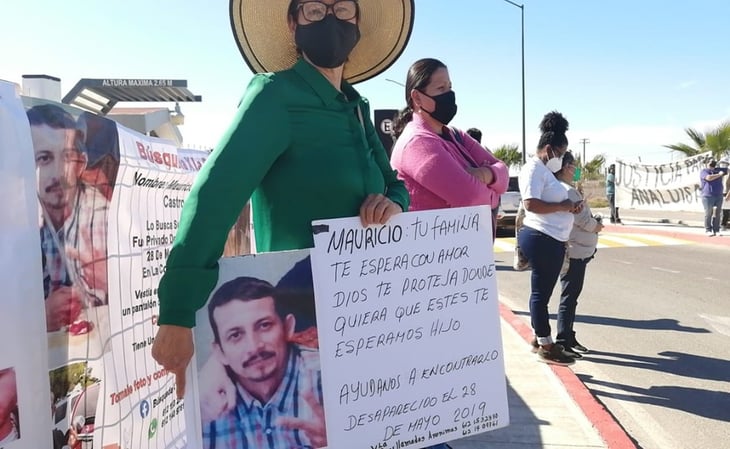 Manifestantes esperan a AMLO en aeropuerto de La Paz