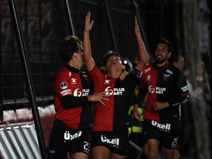 Colón vence a San Lorenzo y lidera la Zona A con Banfield y Estudiantes