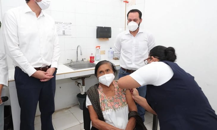 Gobernador supervisa vacunación de adultos mayores en Yucatán
