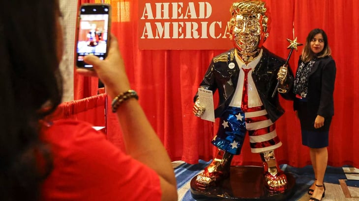 Un Trump dorado, la estatua mexicana estrella del foro de los republicanos