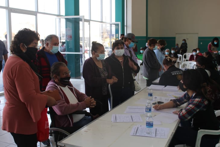 Aplican mil vacunas contra el COVID-19 diarias a los mayores de Frontera