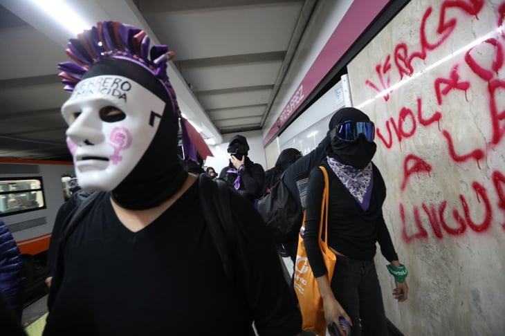 Encapuchadas realizan pintas y destrozos en Metro Pino Suárez