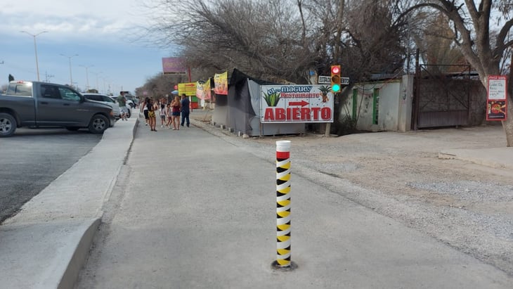Postes en ciclovía para  evitar tránsito de autos en Frontera