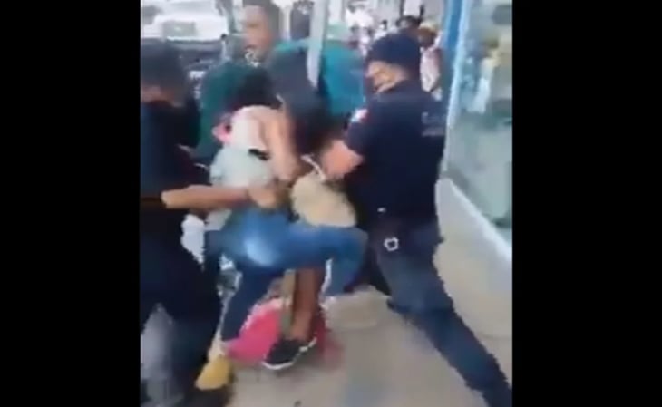 VIDEO: Policías de Pochutla agreden a pareja que no usaba cubrebocas