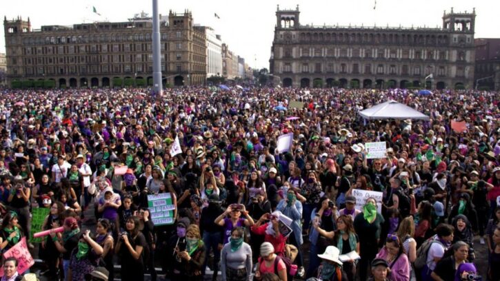 AMLO: Manifestaciones de mujeres el 8M son bienvenidas al Zócalo